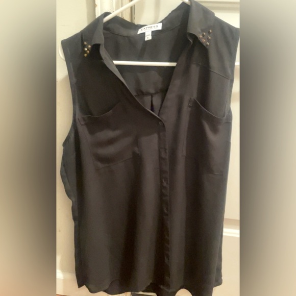Express Tops - Sleeveless blouse
